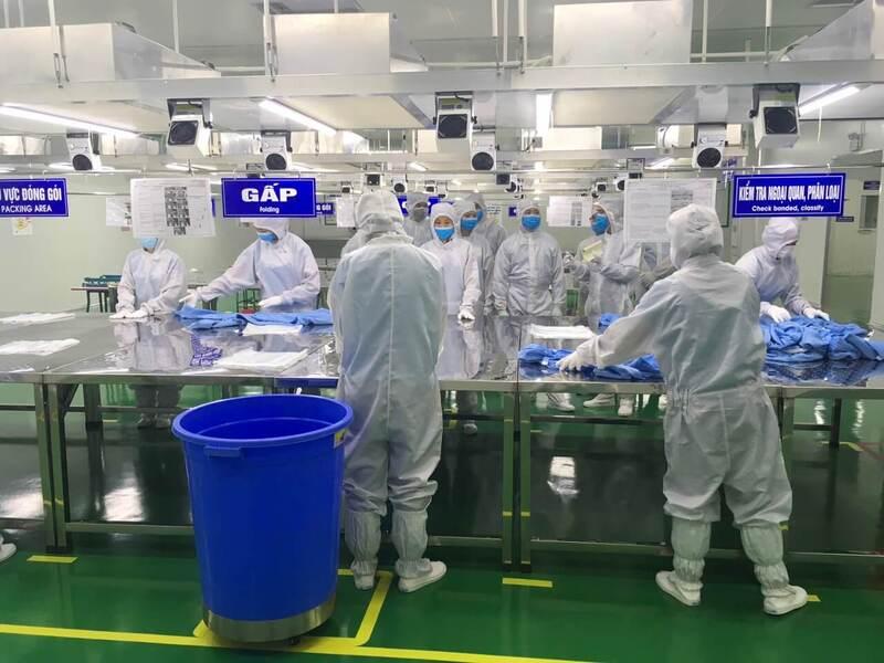 Đồng phục phòng sạch giúp duy trì môi trường làm việc sạch sẽ, an toàn và chất lượng 