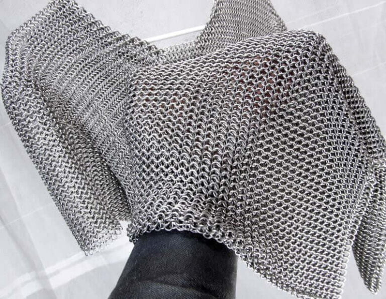 Áo được làm từ nguyên liệu thép bện với các vòng inox 