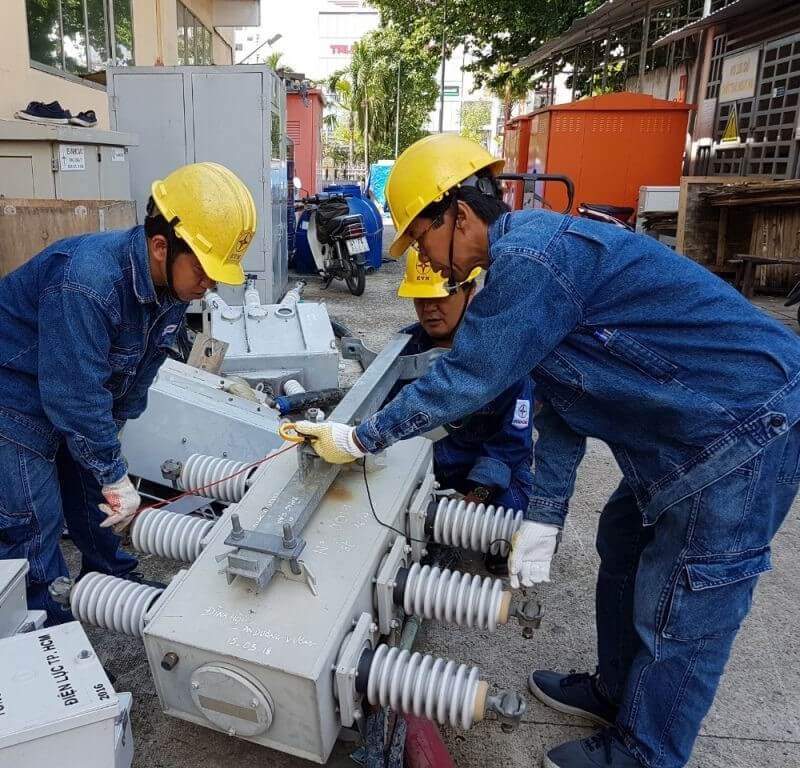 quan-ao-jean-dien-luc Nên giặt sạch và phơi khô quần áo jean điện lực sau khi kết thúc một ngày làm việc