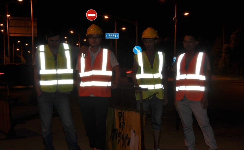 ao-phan-quang-day Áo phản quang dây thiết kế dây đeo có khóa cài tiện lợi