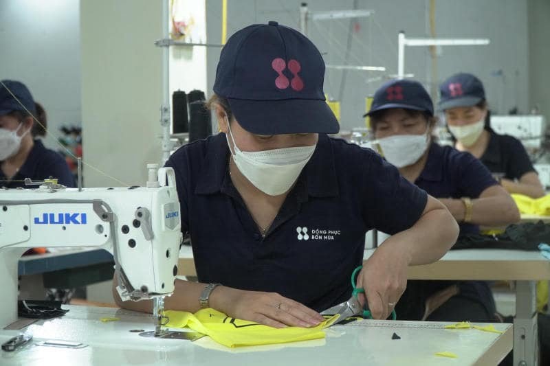 ao-thun-cong-nhan May áo thun công nhân bằng vải tổng hợp bền đẹp và tiết kiệm chi phí