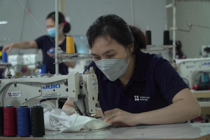 ao-thun-cong-nhan Nên đặt may áo thun công nhân theo sở thích chung của người mặc