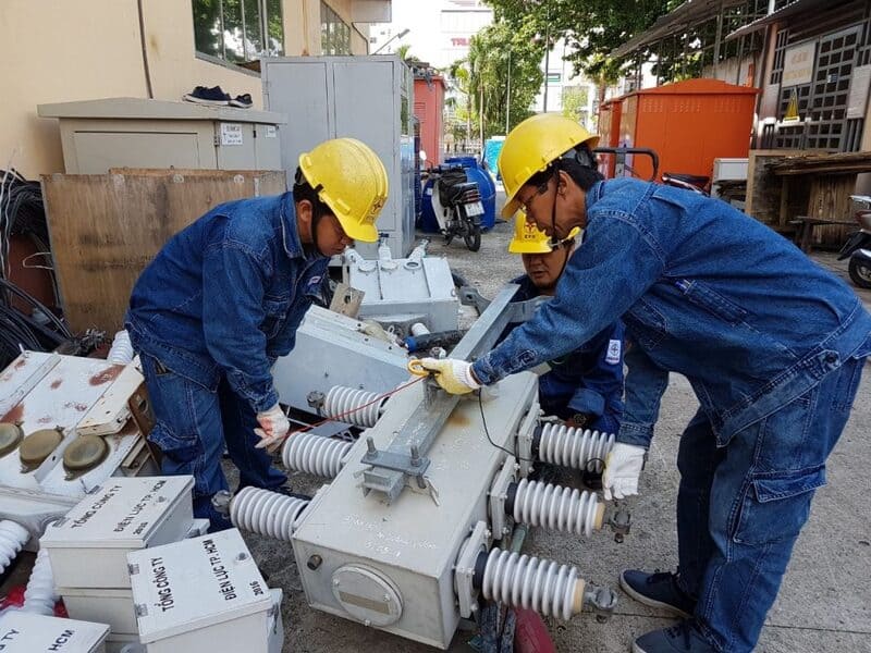 dong-phuc-tho-dien Mẫu đồng phục thợ điện phổ biến cho công nhân điện lực