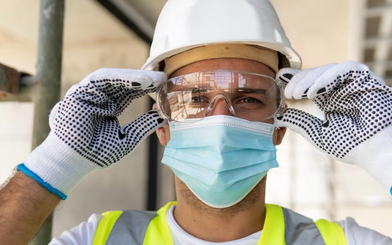 Kính bảo hộ thường có đệm mũi và tai hoặc gọng có thể điều chỉnh để tạo sự thoải mái