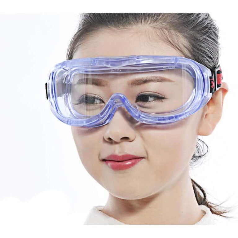 Nhân viên y tế cũng được trang bị kính bảo hộ khi tiếp xúc với nguồn bệnh