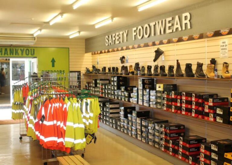 Rất nhiều cửa hàng bán quần áo bảo vệ, đặc biệt ở các thành phố như Hà Nội, Hồ Chí Minh