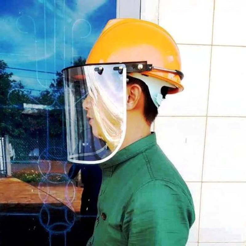 Mũ bảo hộ có kính chống bụi, khói thường làm từ nhựa polycarbonate hoặc nhựa thủy tinh