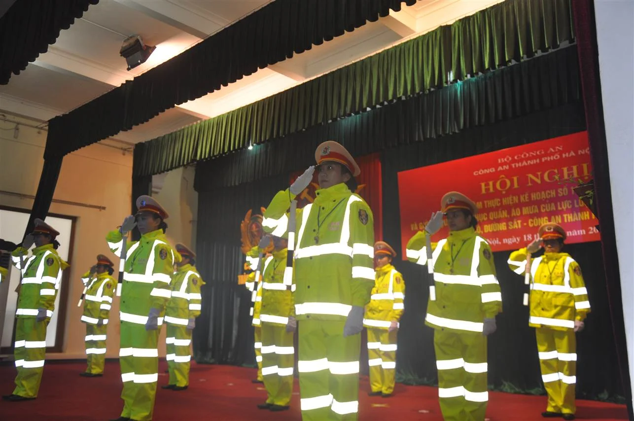 Áo mưa CSGT có phản quang phát sáng tốt trong đêm tối