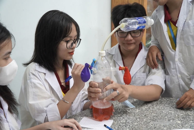 Học sinh cũng được trang bị kiến thức về cách làm bình chữa cháy mini