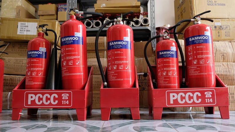 Chữa cháy xăng dầu bằng bình cứu hỏa