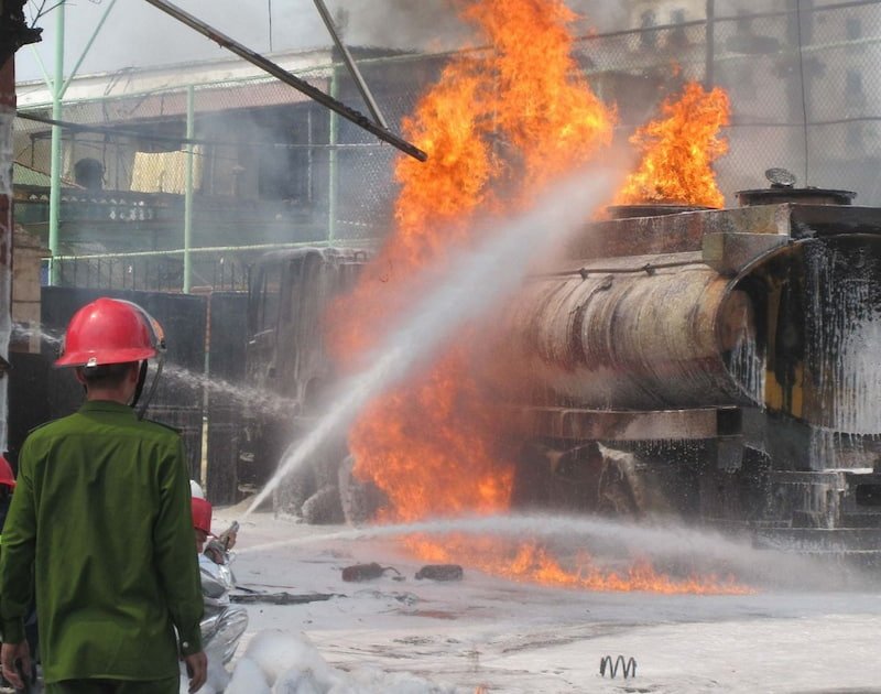 Không dùng nước để dập đám cháy chất lỏng