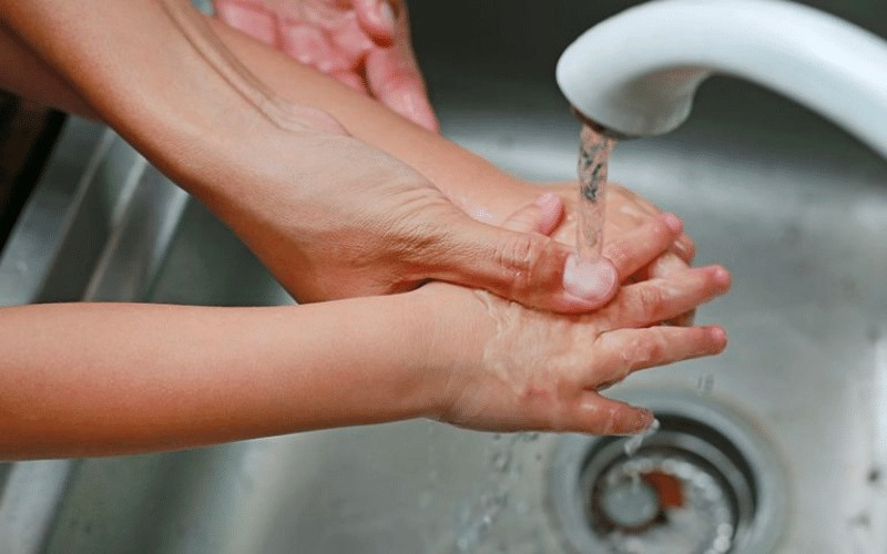 Vệ sinh sạch, làm dịu vùng bị bỏng axit