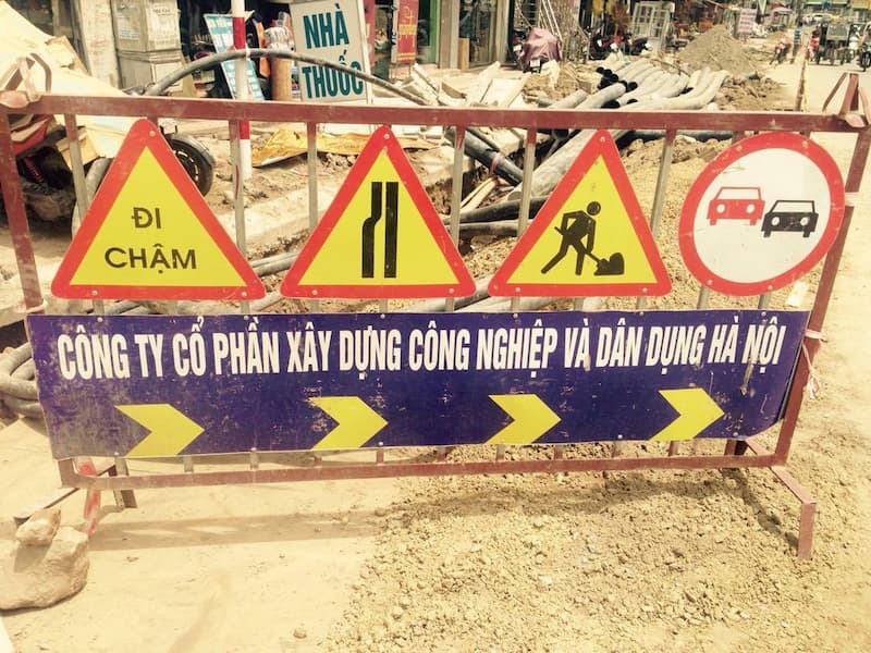 Biển báo công trình có cấu tạo gồm 2 phần đó là bảng nội dung và chân đế