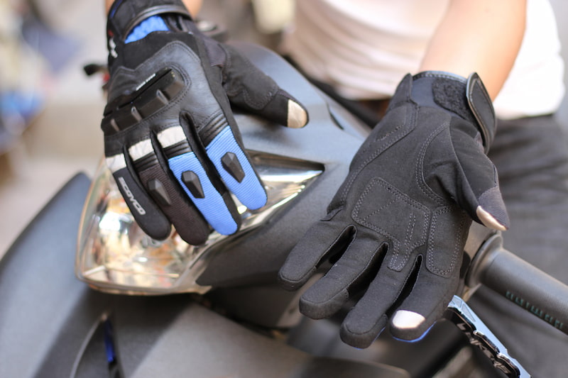 chọn găng tay đi xe máy