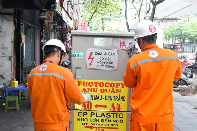 Biển cấm lại gần được bắt gặp thường xuyên trên các tụ điện trên vỉa hè