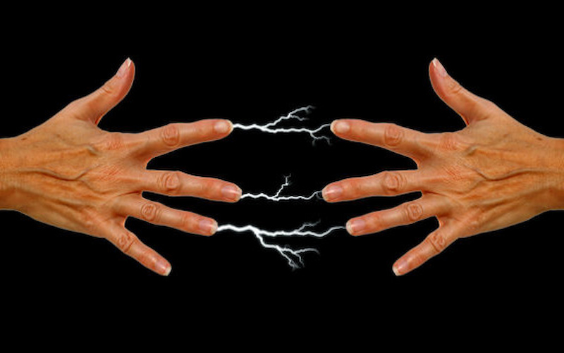 tai-sao-2-nguoi-cham-nhau-bi-dien-giat
