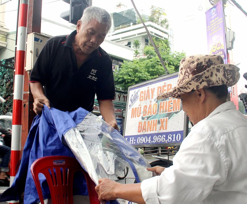 cách dán áo mưa bị rách