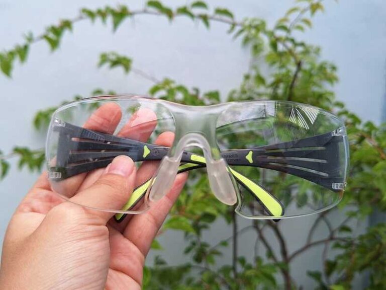 Kính bảo hộ 3M SF401AF thiết kế nhỏ gọn